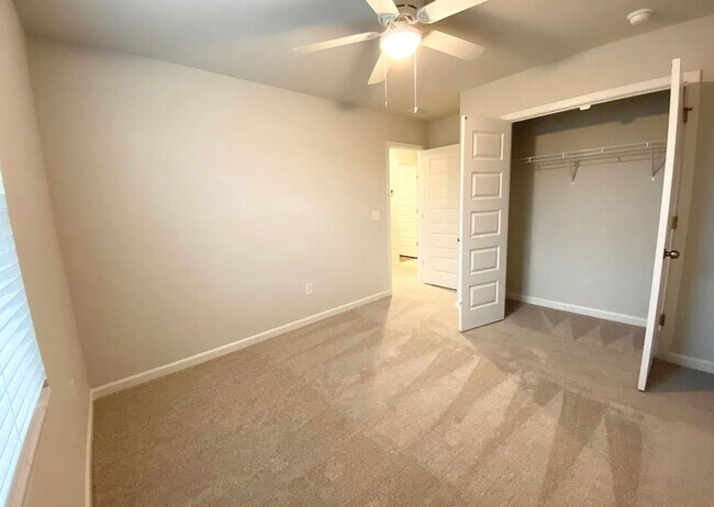 Building Photo - 4 Bed 3 Bath Single Family Home