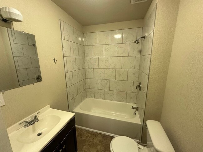 Building Photo - 2112 McKenzie Ave