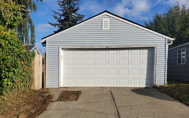 Building Photo - North End 4 bdrm, 2 bath, Oversized Garage...