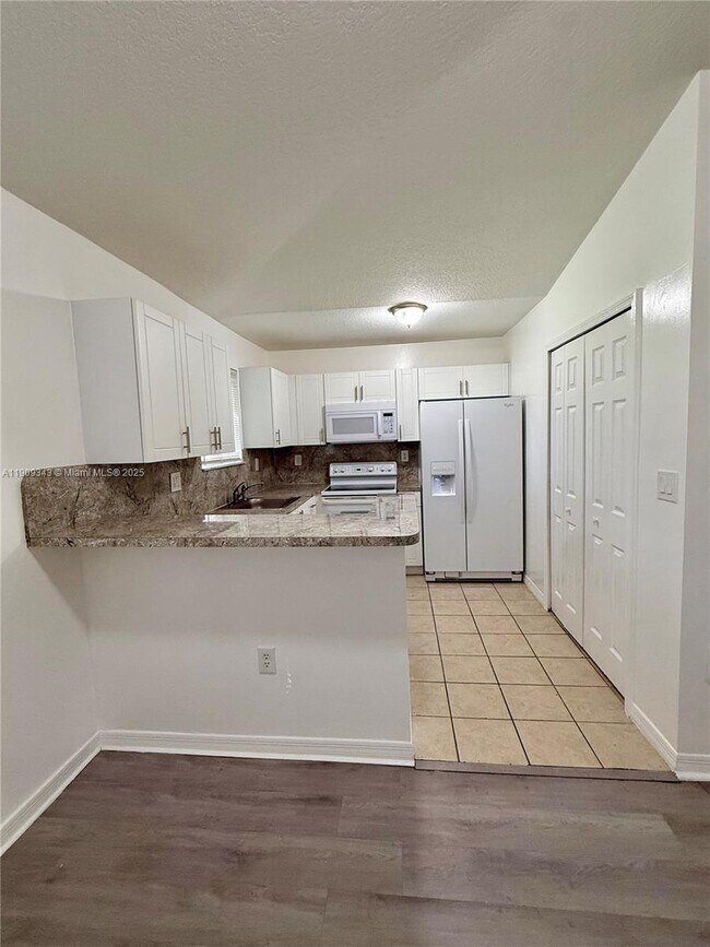 Building Photo - 980 NE 33rd Terrace