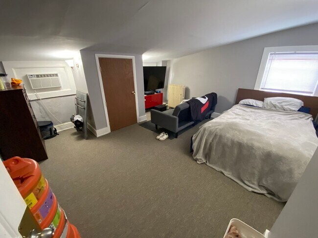 Building Photo - 7 bedroom/ 3bath Mins. from UC + Med Campu...
