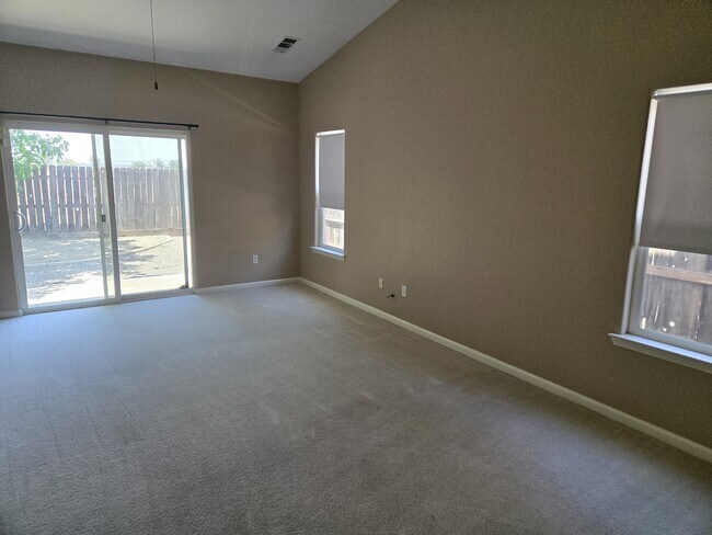 Building Photo - 561 Bluejay Ave