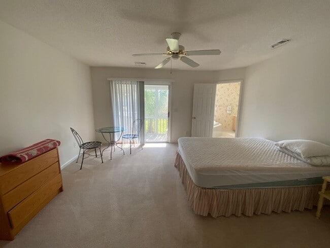 Building Photo - Introducing a charming 3-bedroom, 2-bathro...