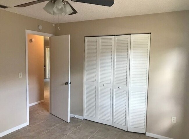 Building Photo - Updated duplex tile throughout