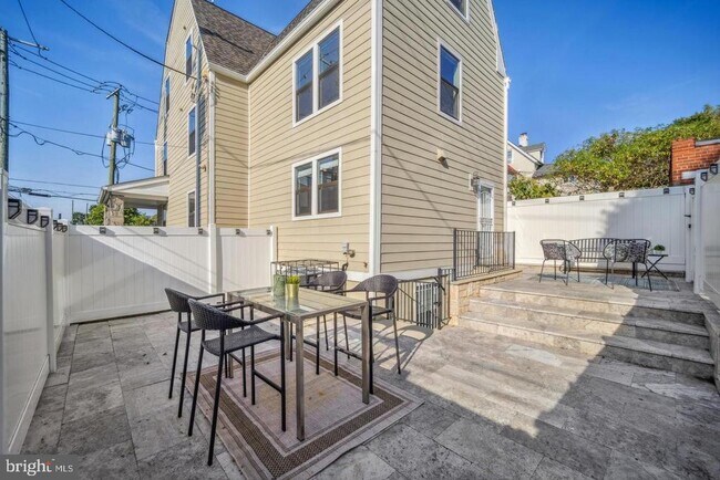 Building Photo - 901 Lawrence St NE