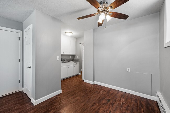 Building Photo - Spacious 1BR/1Bath apartment available Now!