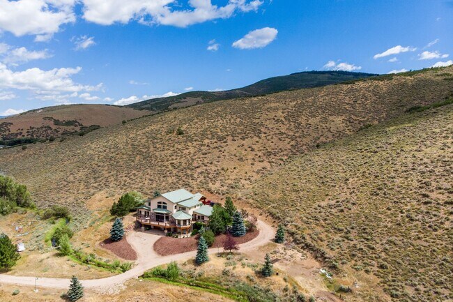 Building Photo - Private Hillside Ranch Home Available Wint...