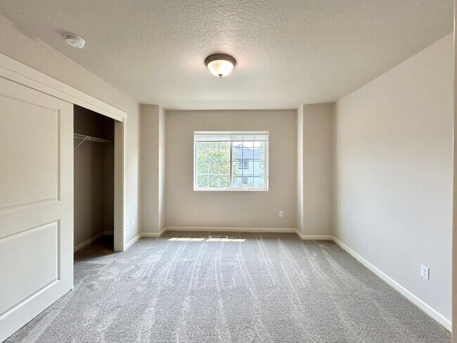 Building Photo - Stunning 2 Bed, 2.5 Bath Craftsman Townhome with Community Amenities!