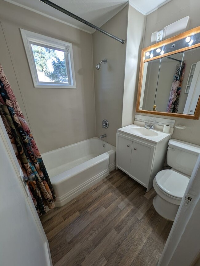 Building Photo - Available Now in Navy Yard City! New Floors & Paint! Tons of Space & Storage.