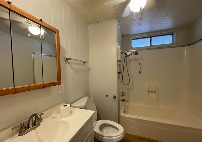 Building Photo - Three Bedroom Two Bathroom Home in Sierra ...