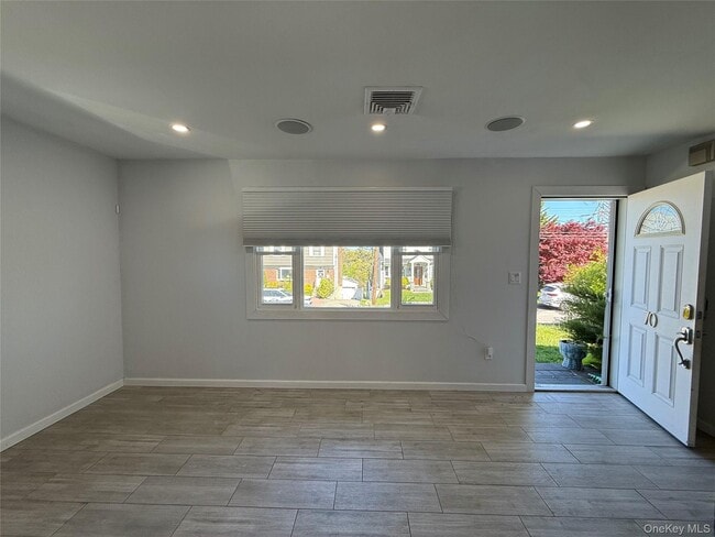Building Photo - 70 Round Hl Dr