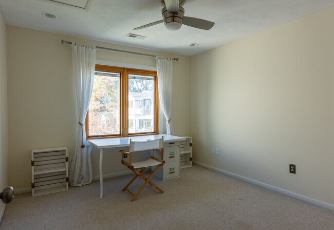 Building Photo - Beautiful home with amazing view