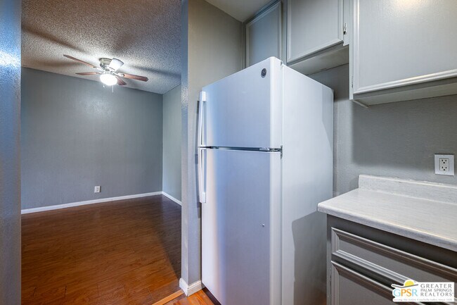 Building Photo - 550 N Villa Ct