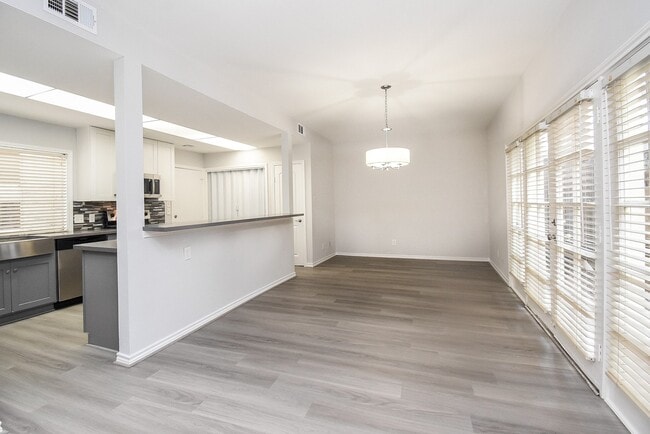 Building Photo - 201 Vanderpool Ln