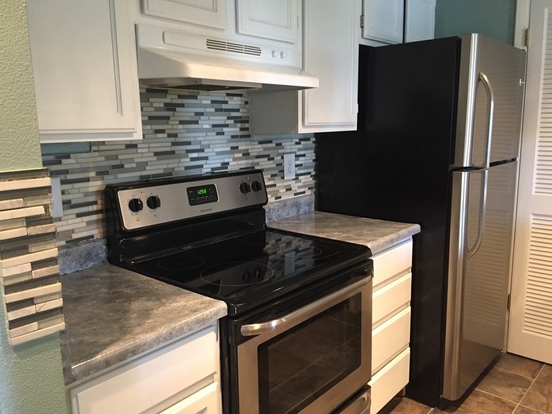 Kitchen - 128 W Rockrimmon Blvd