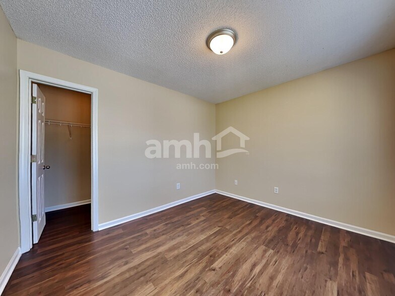 Building Photo - 3011 Maple Leaf Dr