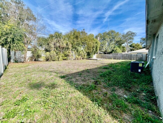 Building Photo - 1434 Overlea St