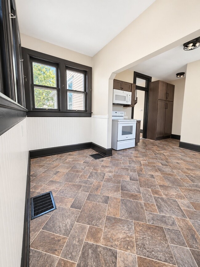 Building Photo - 314 W Lincoln St