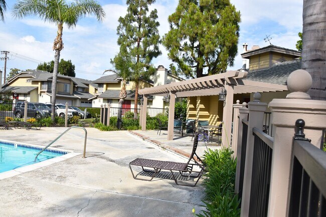 Building Photo - 630 W Palm Ave