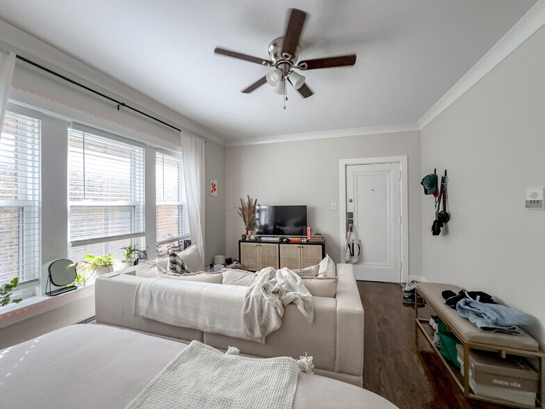 Building Photo - 648 W Roscoe St