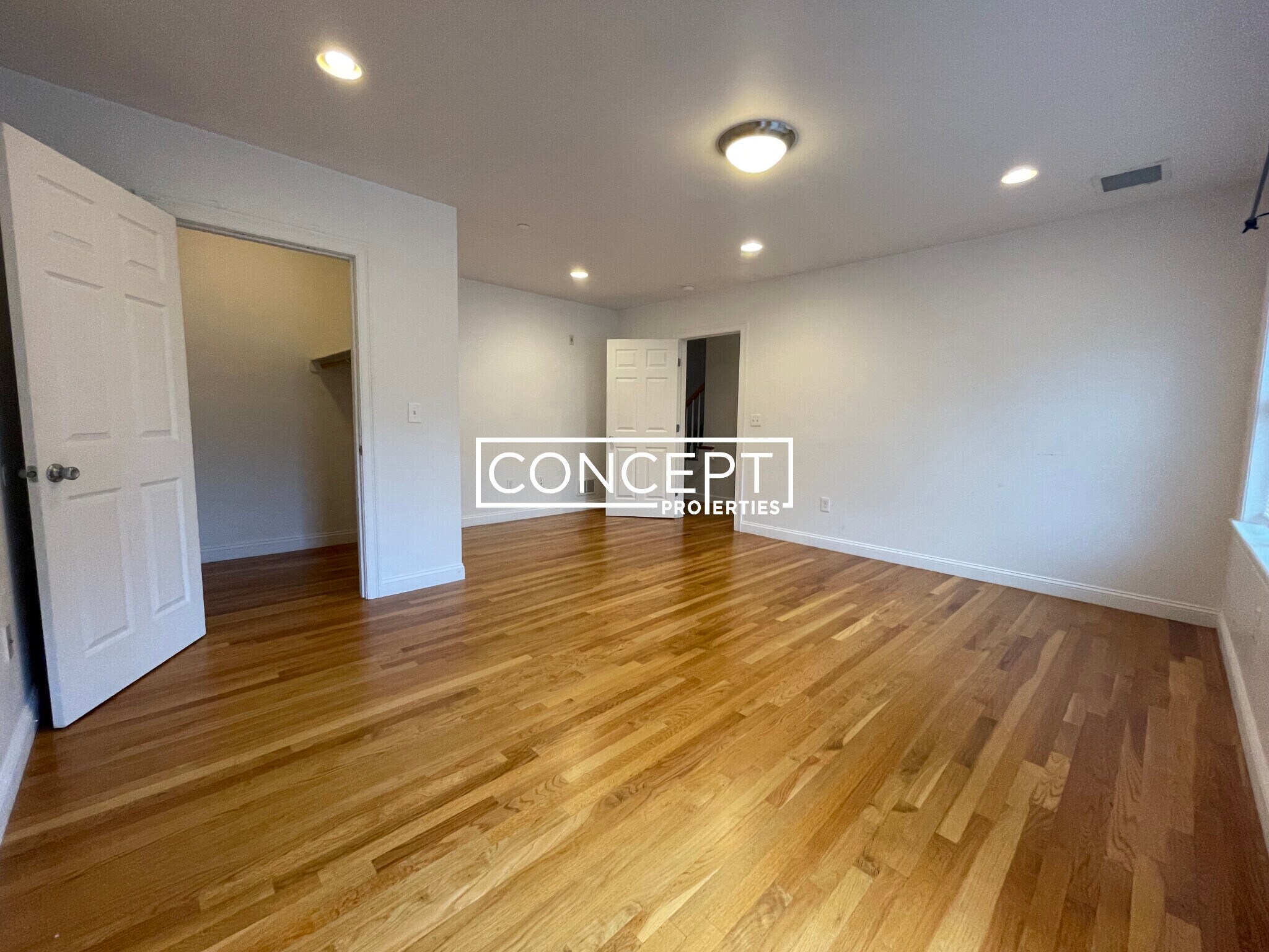 Building Photo - 53 Circuit St