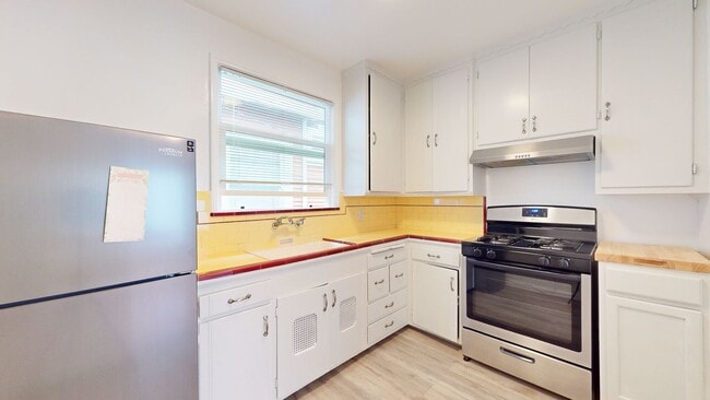 Building Photo - Charming 2 Bedroom Oakland Unit!
