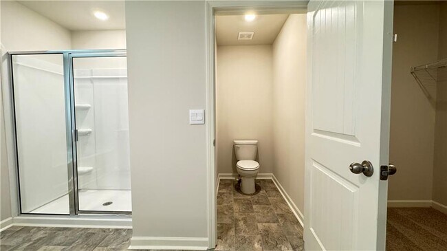 Building Photo - 569 King Vlg
