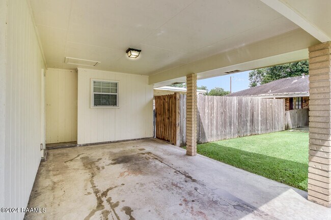Building Photo - 303 Gerald Dr
