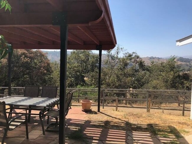 Building Photo - Oak View- Three bedroom home with Mountain...