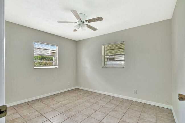 Building Photo - 8968 SE Pine Cone Ln