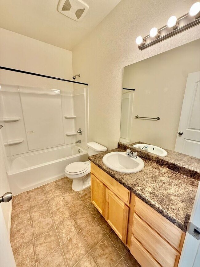 Building Photo - Beautiful 3 Bed / 2 Bath Home in Wellington!