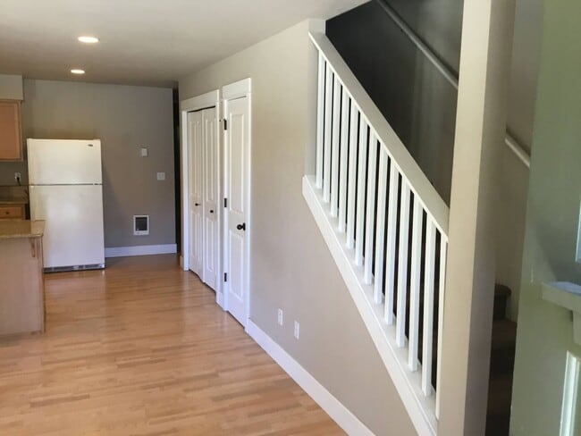 Building Photo - 5 Bedroom Duplex in University Area