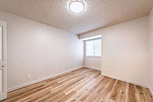 Building Photo - Renovated Cozy 2-Bedroom Duplex |Utilities Included! | Move-In Special - 50% off the first month’...