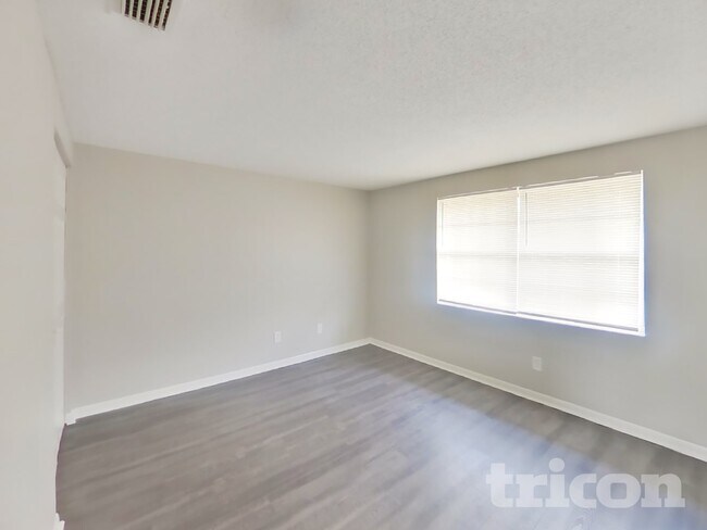 Building Photo - 1203 Seffner Valrico Rd