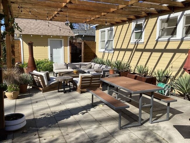 Building Photo - Wine Country Living at Its Finest