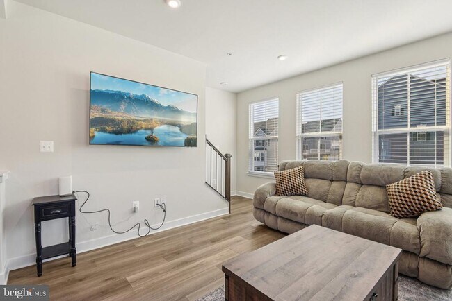 Building Photo - 133 Woodgate Cir