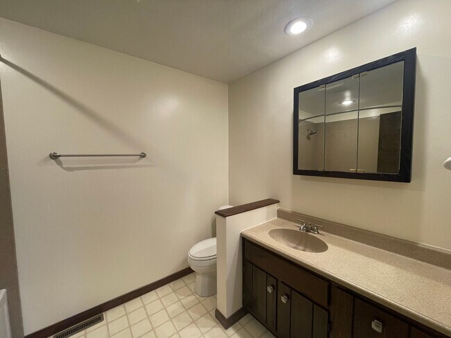 Building Photo - Baker Woods Home!