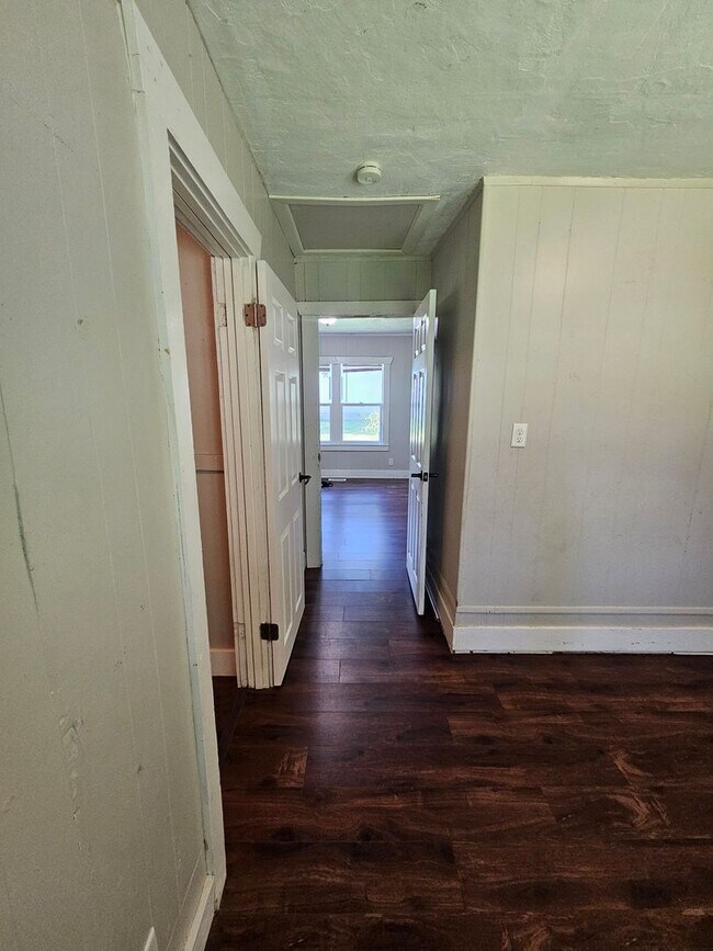 Building Photo - 2 bedroom | 1 Bathroom Home | Pets Welcome!