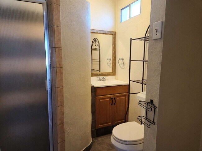 Building Photo - Charming 2-bedroom, 1-bath home available ...