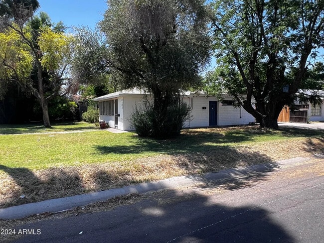 Building Photo - 2102 W Minnezona Ave