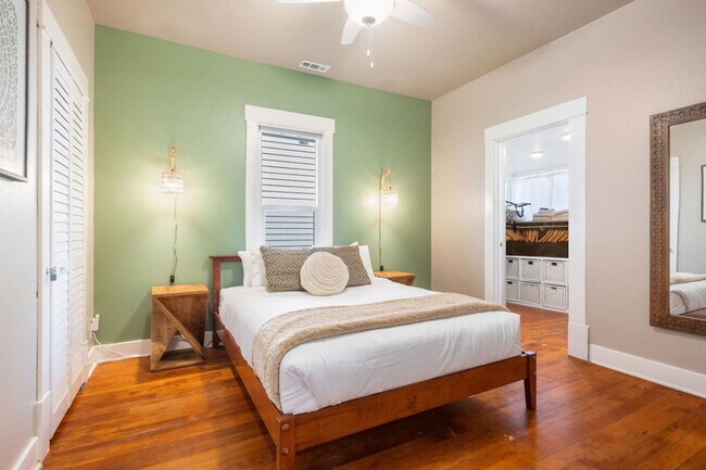 Building Photo - 720 NE 47th St