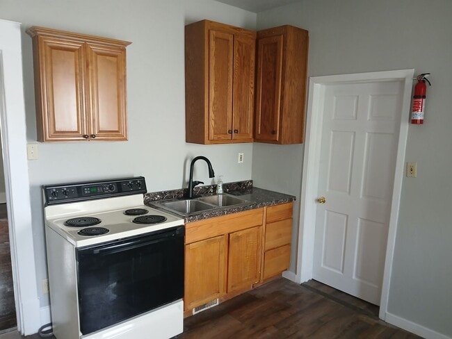 Building Photo - Beautiful Hardwood Floors