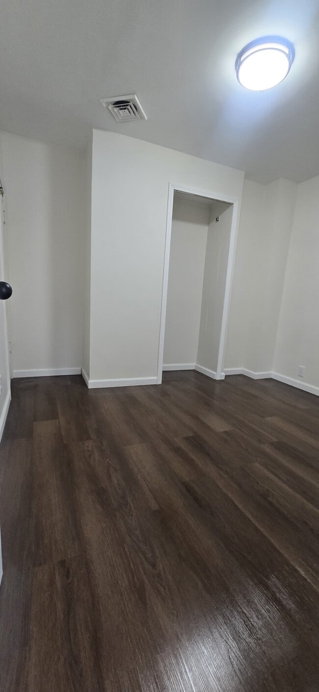 Building Photo - 724 E Lawrence St