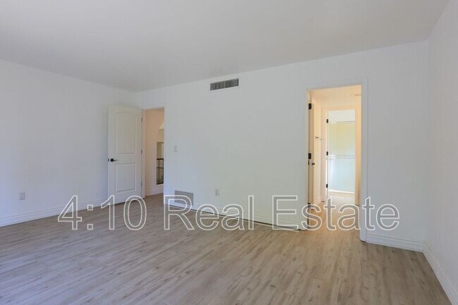 Building Photo - 951 E Leeward Ln