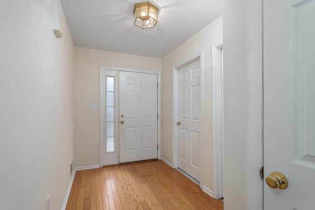 Building Photo - 610 Bollen Ct