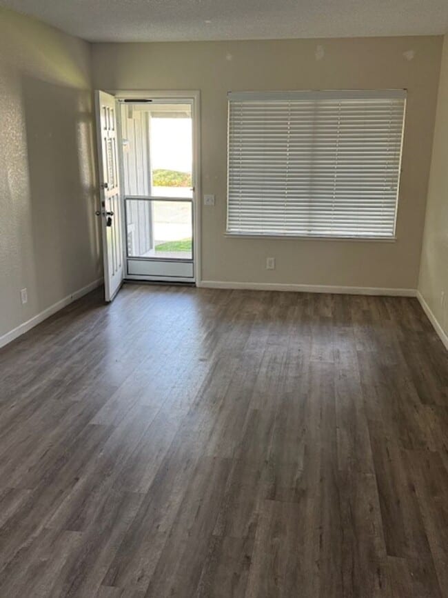 Building Photo - Nice and Clean 2 Bedroom 1 Bath Duplex in Orangevale