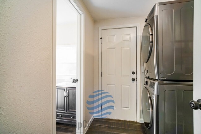 Building Photo - 1307 Elm St