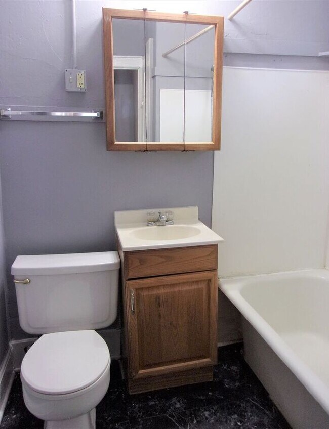 Building Photo - 1 BED 1 BATH 1 CAR DETACHED GARAGE CRESTWO...