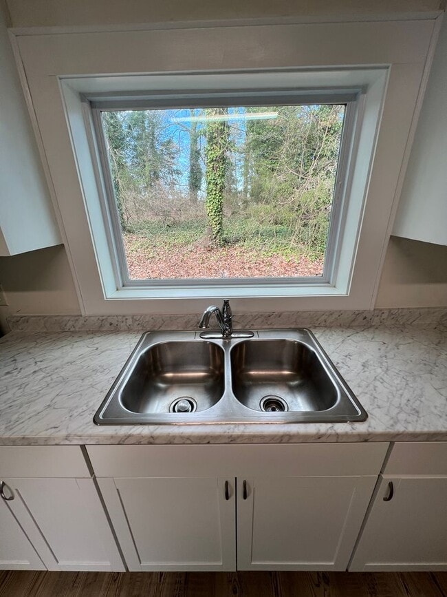 Building Photo - UPGRADED 2 Bedroom Home FOR RENT