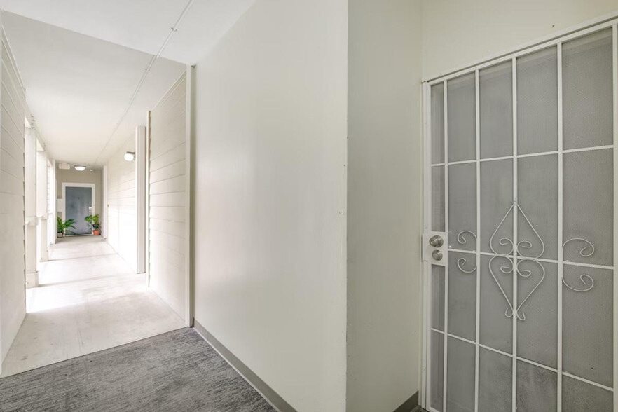 Building Photo - 2658-72 Broadway